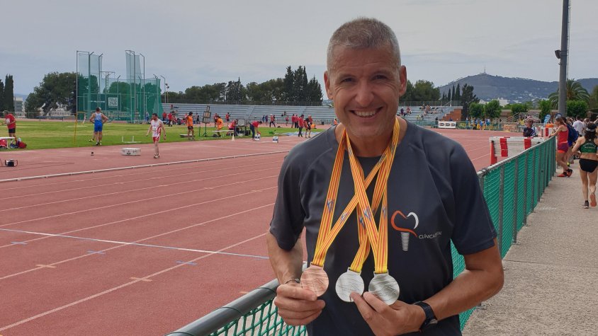 L'atleta targarí amb les medalles