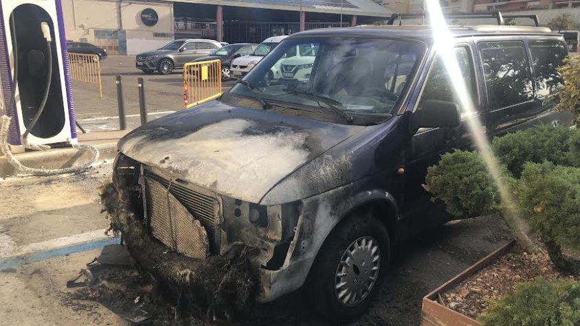 El cotxe, calcinat per la part davantera