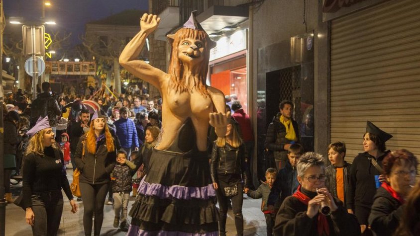 La Miliciana de Cervera, durant la cercavila pel centre històric de Tàrrega