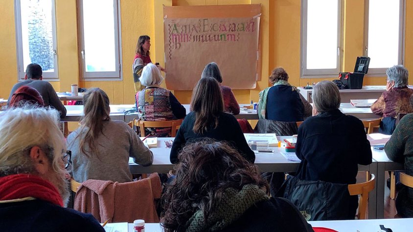 Imatge del taller de cal·ligrafia que es duu a terme a l'Arxiu