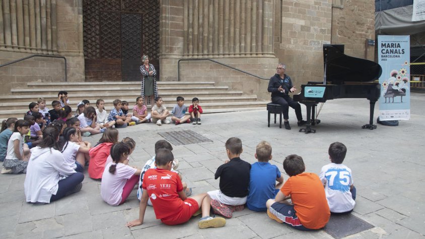Un grup d’escolars, ahir davant del piano instal·lat a la plaça de L’Església de Agramunt