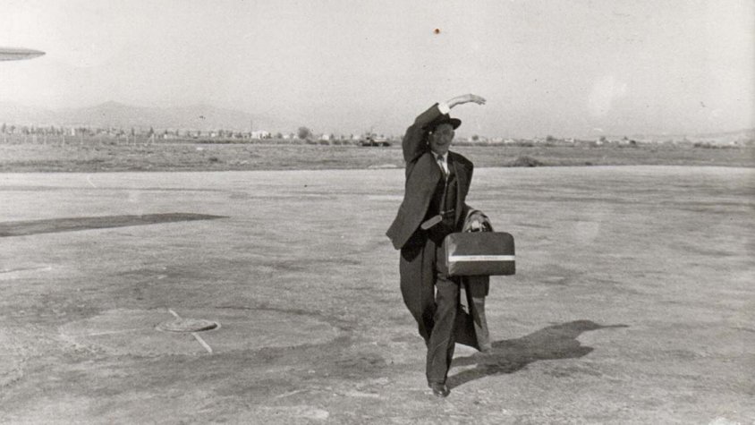 El Samuel Perenya arribant a l'aeroport del Prat a Barcelona després d'un viatge a Mèxic als anys 1950