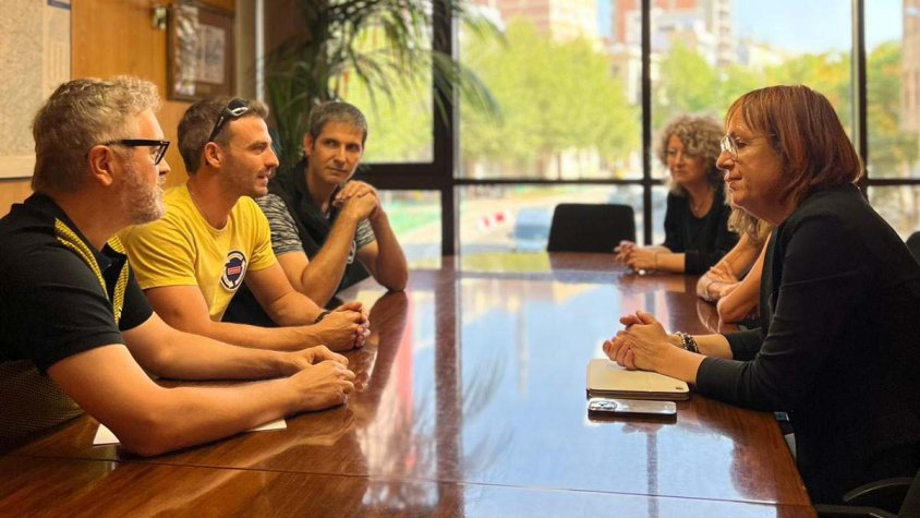 Moment de la reunió entre membres de la plataforma i la delegada Montse Bergés