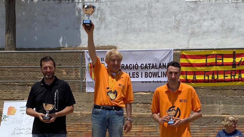 Lluís Tolosa mostrant la copa