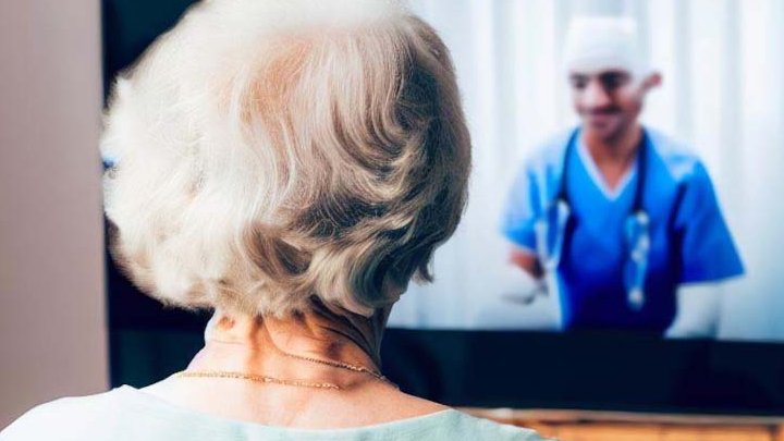 Una usuària fent fisioteràpia tele-assistida durant el confinament