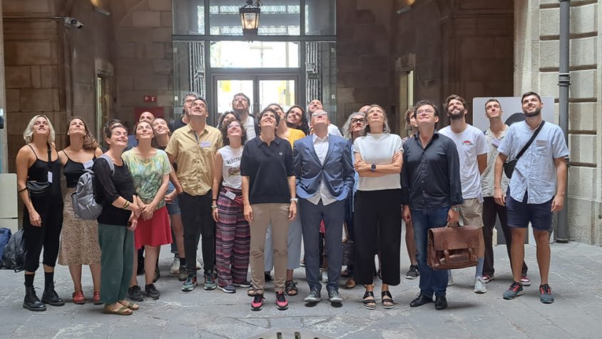 Foto contemplativa de la presentació de FiraTàrrega 2023 amb les companyies assistents