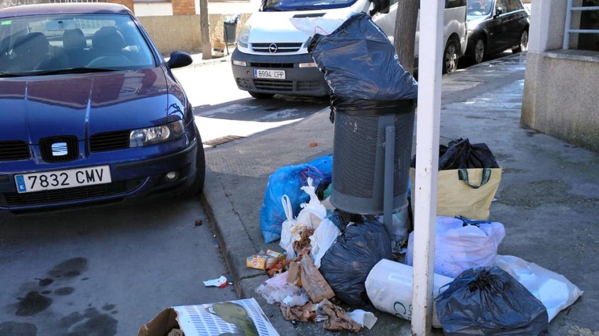 Les escombraries s’acumulen al voltant de papereres