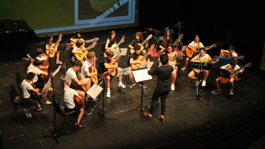 Actuació de la formació de guitarres