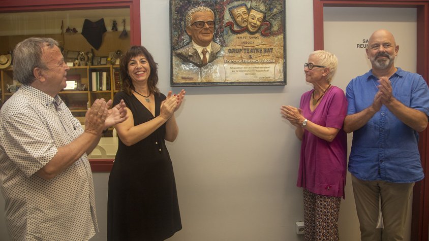 Descobriment del mural amb familiars de l'homenatjat, el president de BAt i l'alcaldessa de la ciutat