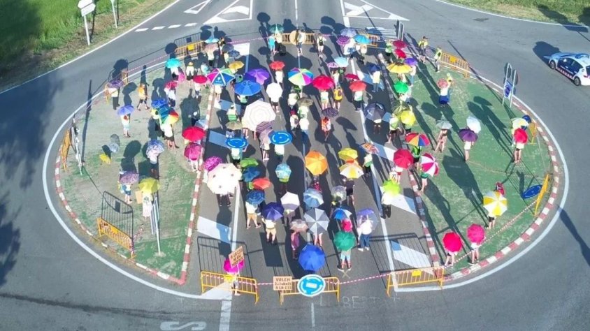 Els manifestants, amb paraigües de colors per exigir més seguretat a l'encreuament mortal de la C-53