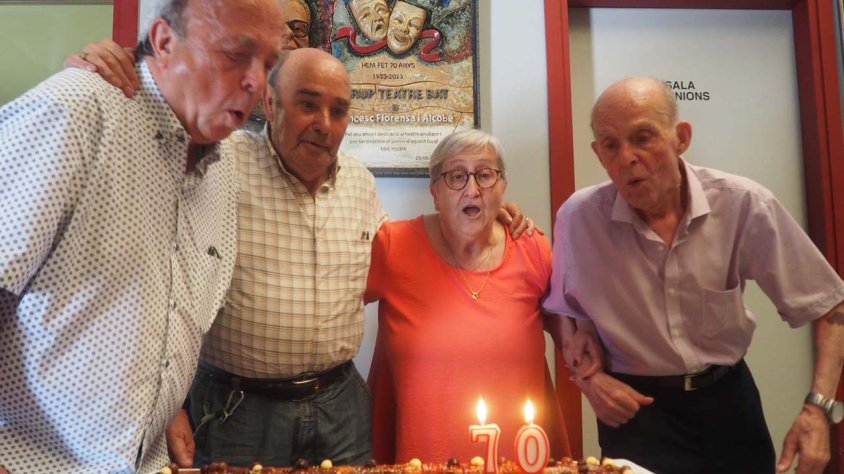 Esq. a dta., Joan Ribó, Ramon Puig, Teresa Robert i Josep Solà, bufant les espelmes dels 70 anys de BAT