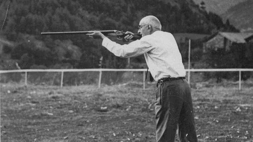 En Samuel Perenya durant els anys d'exili a Andorra, practicant el tir al plat