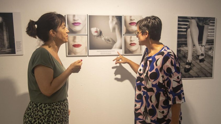 L'alcalessa va presidir la inauguració de la mostra