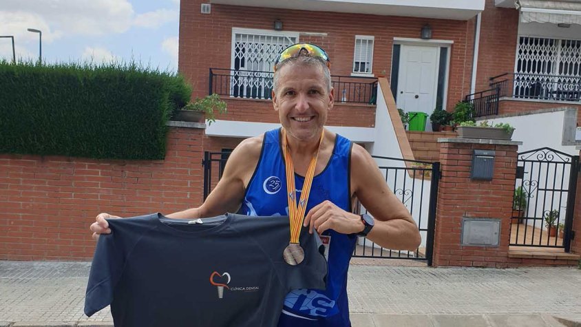 Josep Ramon Sanahuja amb la medalla