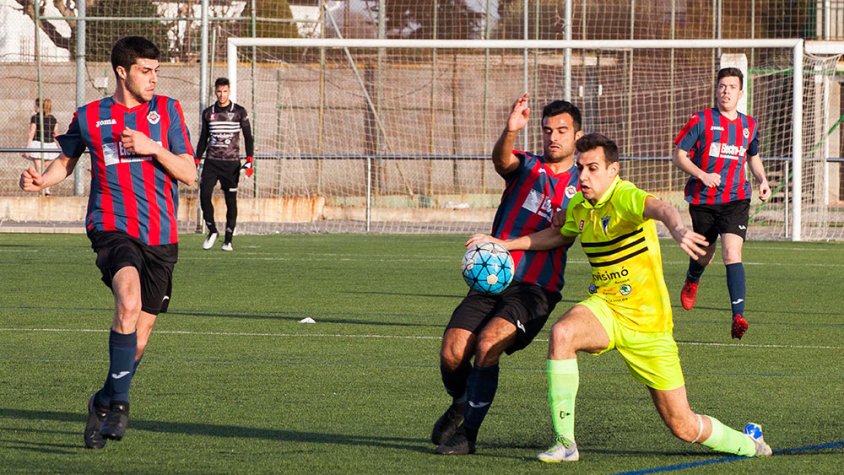 Un moment del partit contra l'Igualada, que es va jugar al camp de l'Agramunt