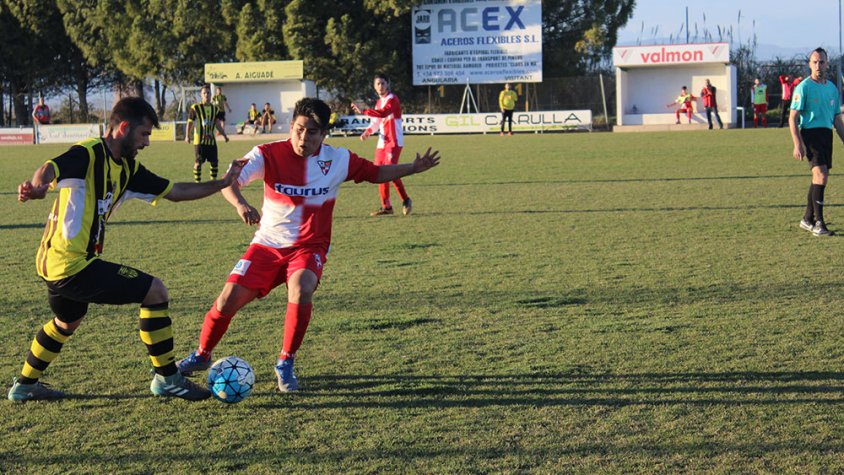 L'àrbitre, protagonista del matx, observant dos jugadors