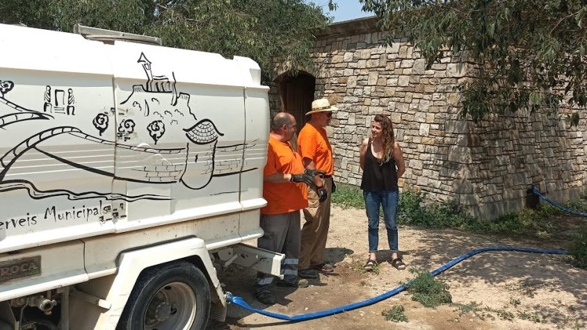 Operaris de la brigada i la regidora de Serveis Municipals al pou del Reguer
