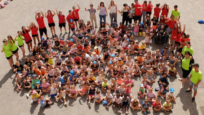 Foto de grup de l'acaldessa amb alguns dels infants