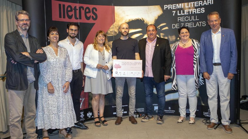 El guanyador del premi amb les autoritats