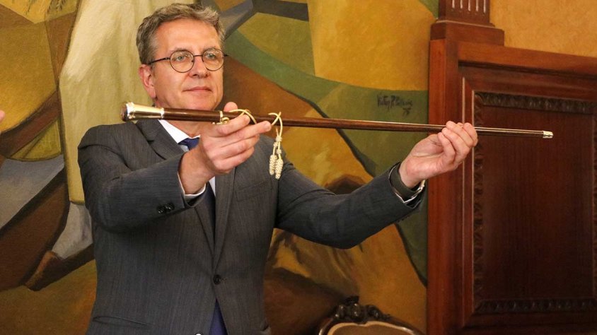 Joan Talarn ensenya la vara de la presidència