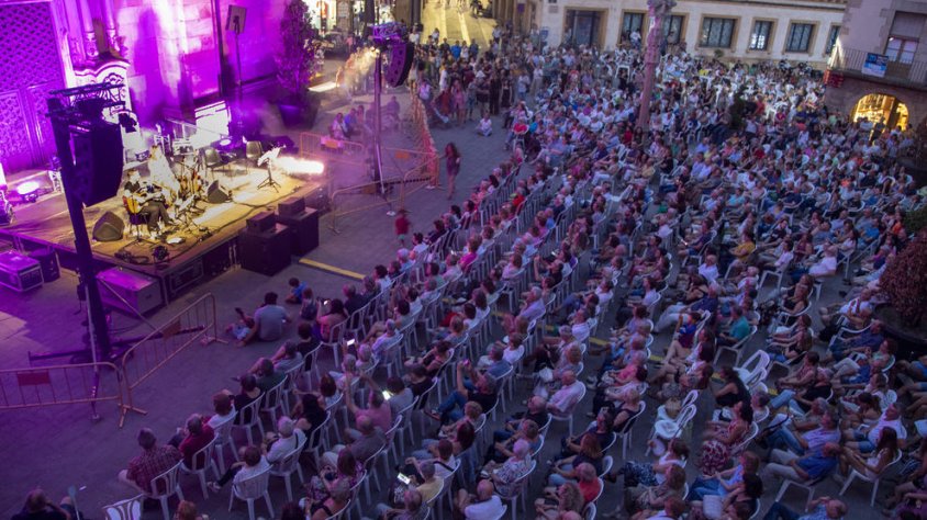 La plaça Major en el moment de l'actuació de Maria del Mar Bonet
