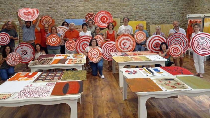 Els alumnes mostrant les seves creacions