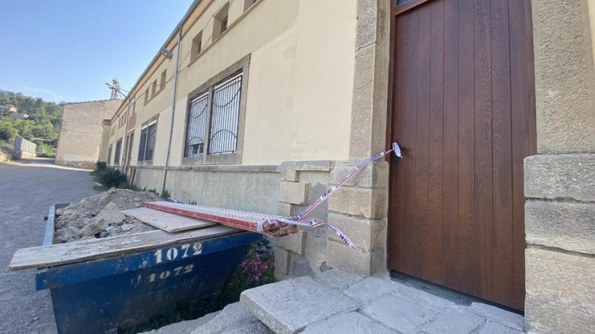 L'entrada al gimnàs de l'escola municipal de Guimerà, precintada arran de l'ensorrament