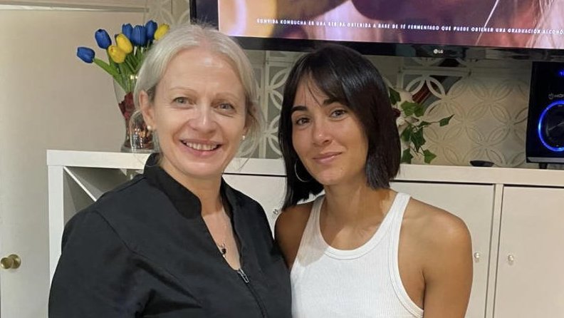 Aitana va posar somrient amb la responsable de L'Exquisit