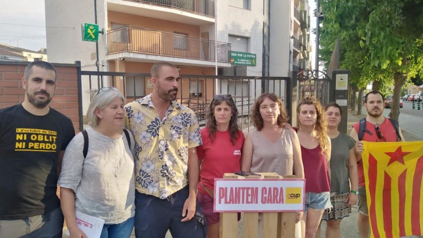 Acte de la CUP davant la caserna de la Guàrdia Civil a Tàrrega