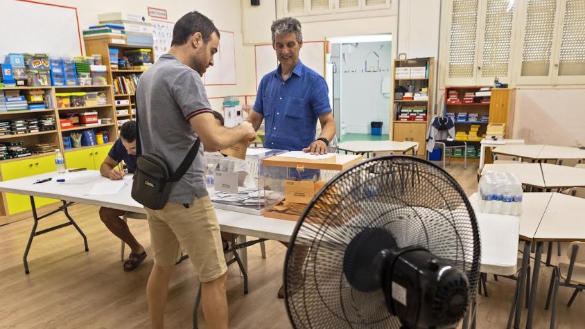 Col·legi electoral a l'Escola Pia amb ventilador