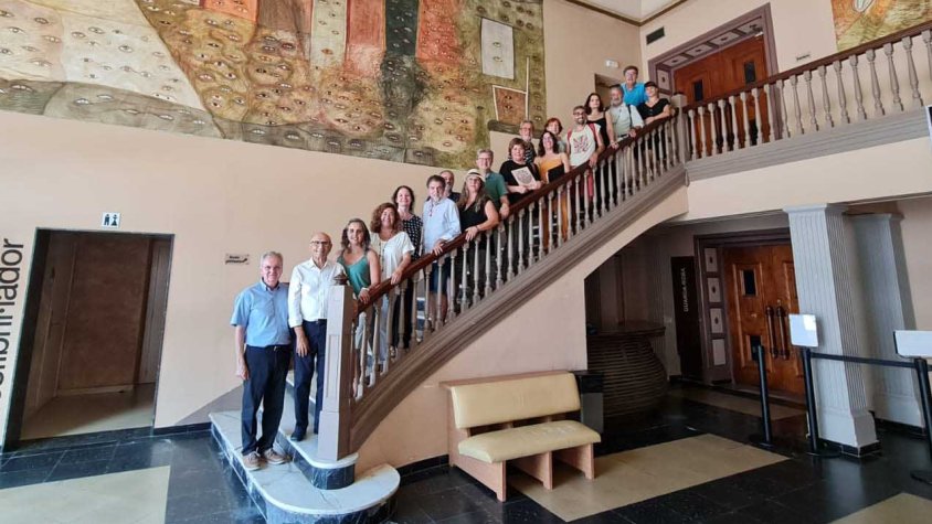 Junta de la Federació d'Ateneus de Catalunya i Consell Central de l'Ateneu, al vestíbul del Teatre Ateneu