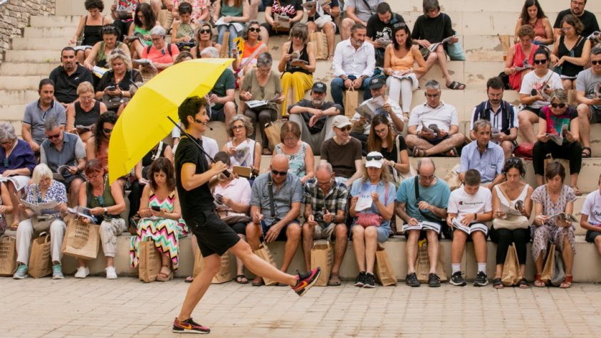 Anna Giribet, directora artística, durant el Free Tour de presentació de la programació al públic