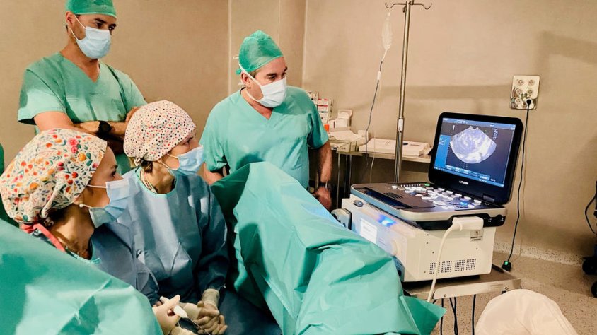 Professionals de l'Arnau durant un tractament de miomes uterins per radiofreqüència