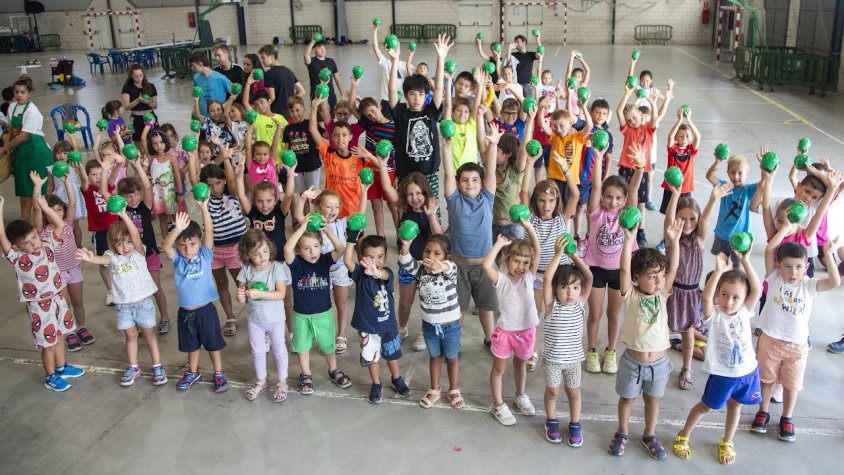 Els infants d'Agramunt mostrant la carmanyola amb fruita