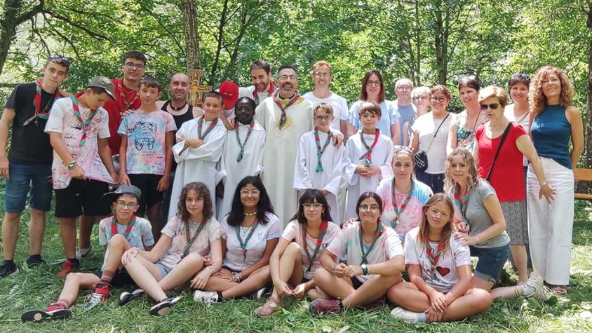 Foto de família el dia de la trobada de pares a les Catecolònies 2023
