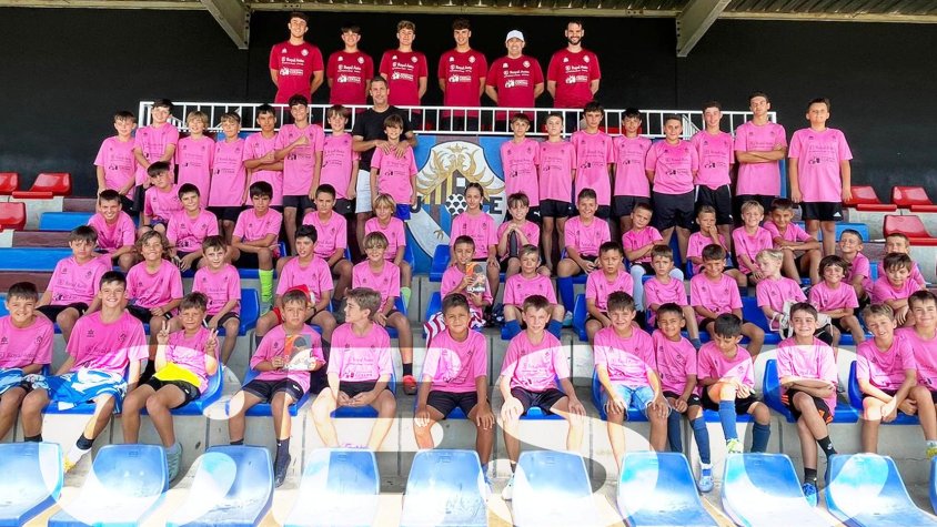 Els joves futbolistes amb Joaquim Capdevila