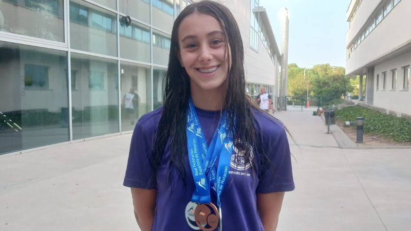 Noa Priego amb les tres medalles