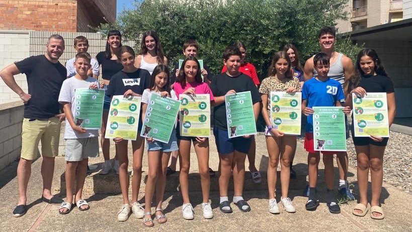 Els joves amb els cartells