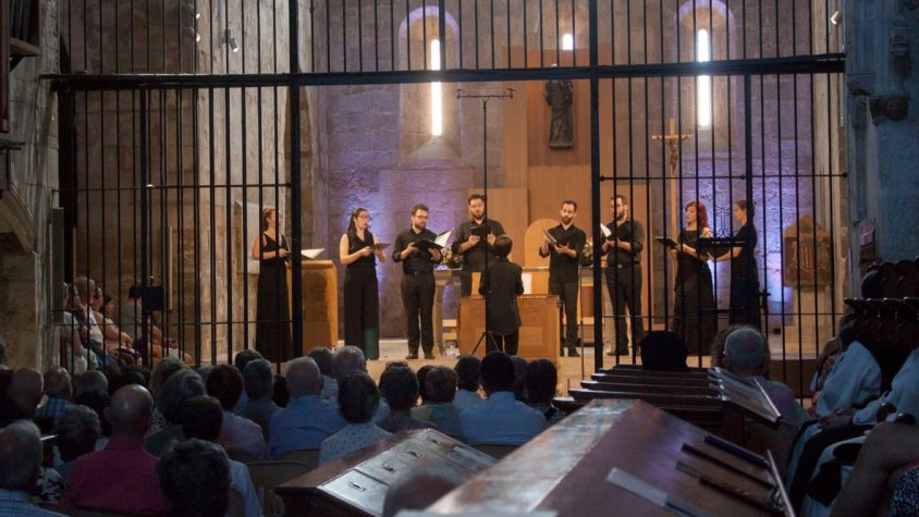 El Cor Cererols i Marc Díaz a l'interior de l'església del monestir de Vallbona