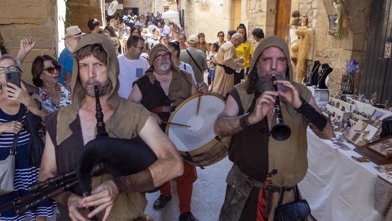 Cercavila pel carrer Major amb la companyia Introba Veritas