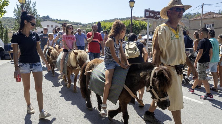 Un passeig en poni durant la celebració del Mercat Medieval de Guimerà