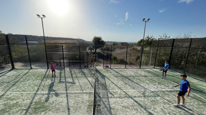 Maldà inaugura una pista de pàdel per les festes