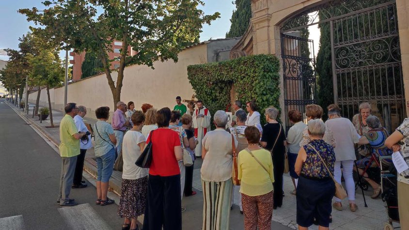 Viacrucis davant el cenotafi del beat Saperas al cementiri municipal
