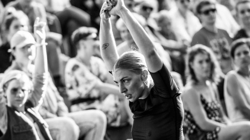 La lituana Agniete Lisickinaite presenta 'Hands up', una acció performativa que se centra en la cultura de la reivindicació