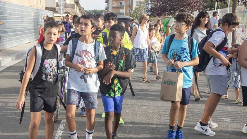 Estudiants de l'escola Maria Mercè Marçal arribant al centre aquest matí