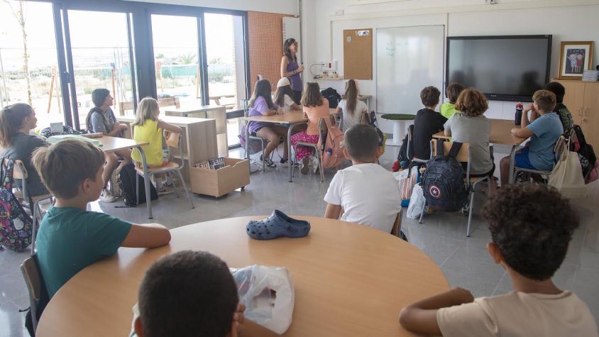 Alumnes escoltant les indicacions de la mestra