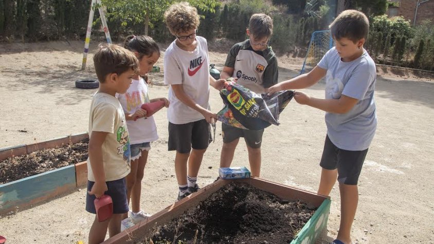 Els alumnes, el primer dia d'escola a l'hort