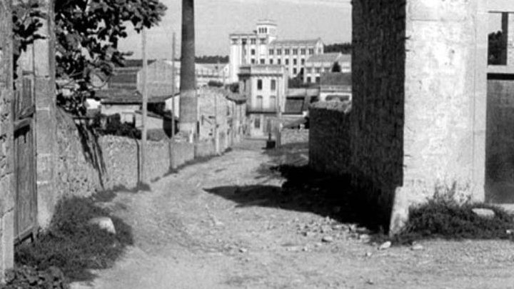 Carrer de Santa Clara, a l'esquerra la bòvila Santa Clara i la seva xemeneia