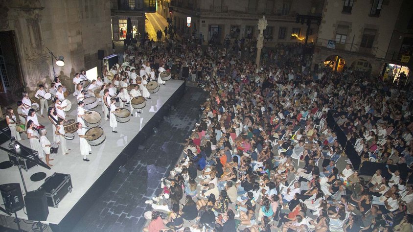 La plaça Major de Tàrrega es va omplir ahir de públic per a gaudir de l'espectacle '‘Sonoma’, a càrrec de La Veronal