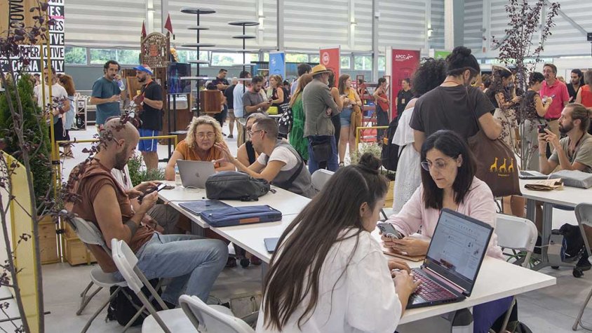 La Llotja, al pavelló del Club Natació, va tancar ahir els primers contractes